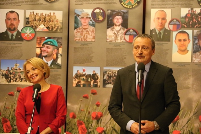 Manželé Stropničtí při zahájení Cesty za světlem