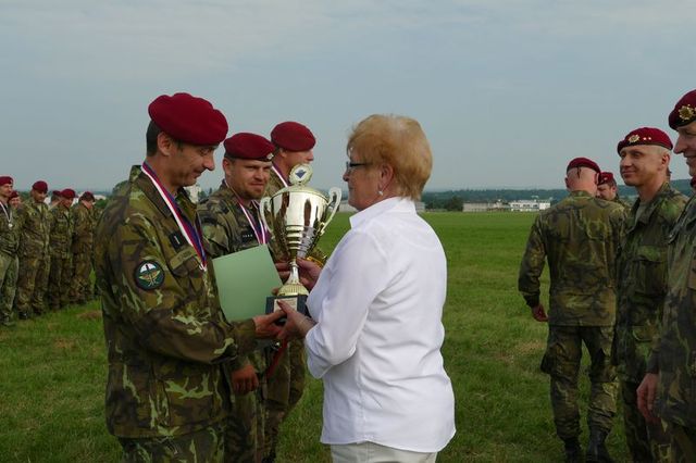 Marie Kestlerová předává první cenu vítěznému týmu  ze 102. průzkumného praporu z Prostějova