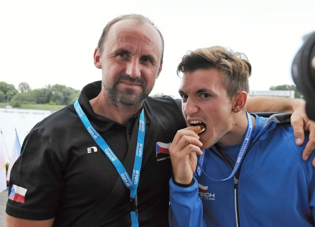 Martin Fuksa se svým otcem, který byl rovněž medailistou