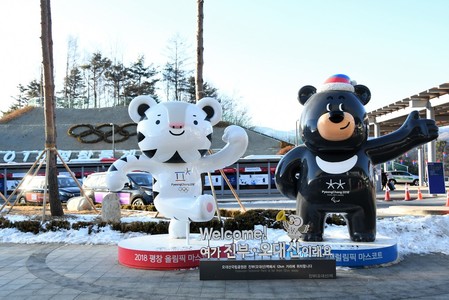 Maskot Zimních olympijských her 2018 tygr Suhorang (vlevo) a maskot Zimních paralympijských her 2018 medvěd Pandabi (vpravo) 