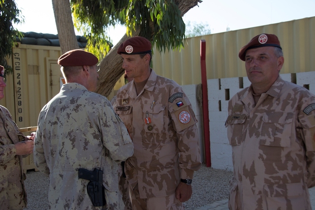 Předání Medaile MFO pplk. Pažúrovi