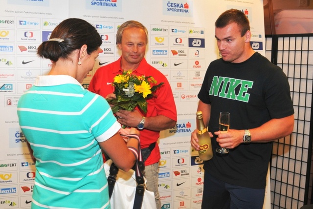 Medaili si prohlédla i šéftrenérka atletiky Dukla Praha Kateřina Janků