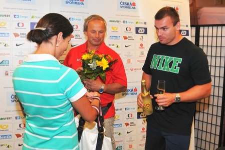 Medaili si prohlédla i šéftrenérka atletiky Dukla Praha Kateřina Janků