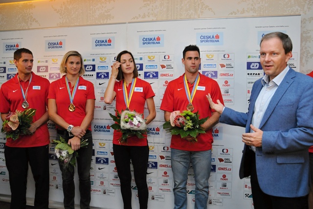 Medailistům blahopřál a předal kytice ministr školství Marcel Chládek.