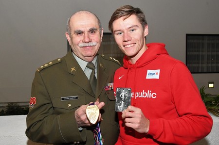 Medailisty přijel na letiště přivítat a pogratulovat jim za skvělou reprezentaci i ředitel ASC Dukla pukovník Jaroslav Priščák.