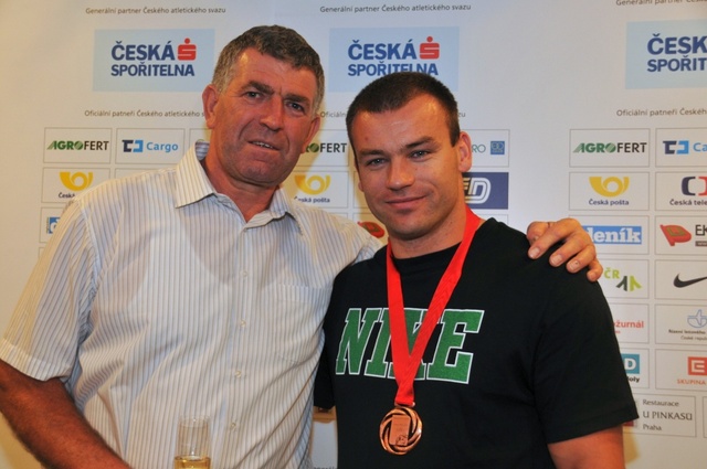 Melichovi gratuloval i olympijský medailista diskař Imrich Bugár