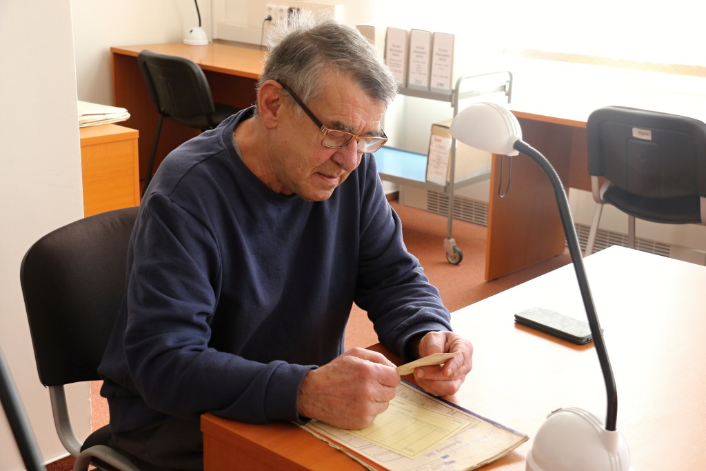 Michael Černý v badatelně zkoumá záznamy strýce, Josefa Černého (1)