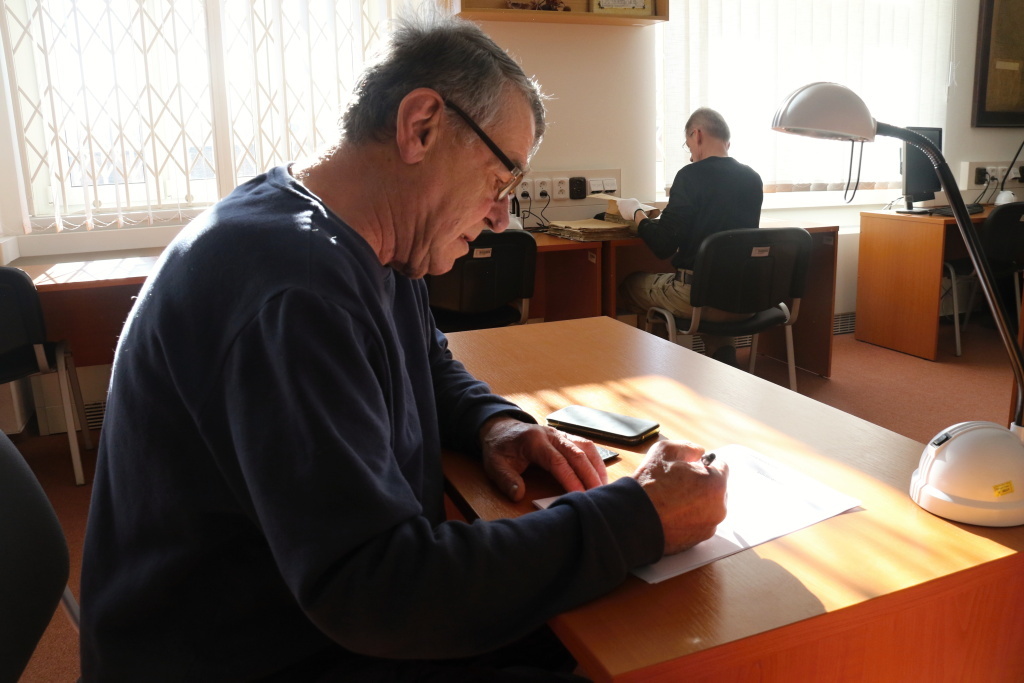 Michael Černý v badatelně zkoumá záznamy strýce, Josefa Černého (2)