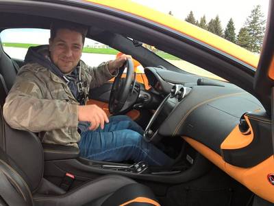 Michal Holán v kokpitu hodně rychlého vozu při natáčení dílu Alka vs. McLaren Čáslav