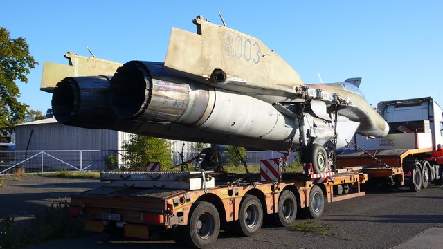 MiG-29 po převozu. Skládání letounu u hangáru Leteckého muzea Kbely 2
