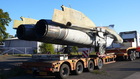 MiG-29 po převozu. Skládání letounu u hangáru Leteckého muzea Kbely 2