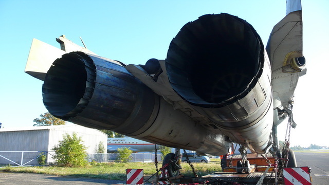MiG-29 po převozu. Skládání letounu u hangáru Leteckého muzea Kbely 3