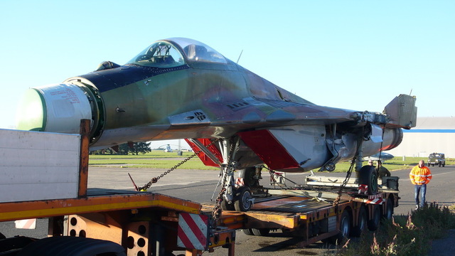 MiG-29 po převozu. Skládání letounu u hangáru Leteckého muzea Kbely