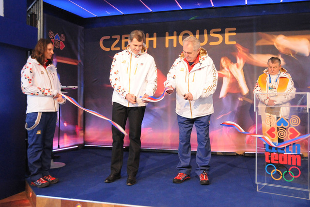 Miloš Zeman s předsedou ČOV Jiřím Kejvalem otevřeli Český olympijský dům