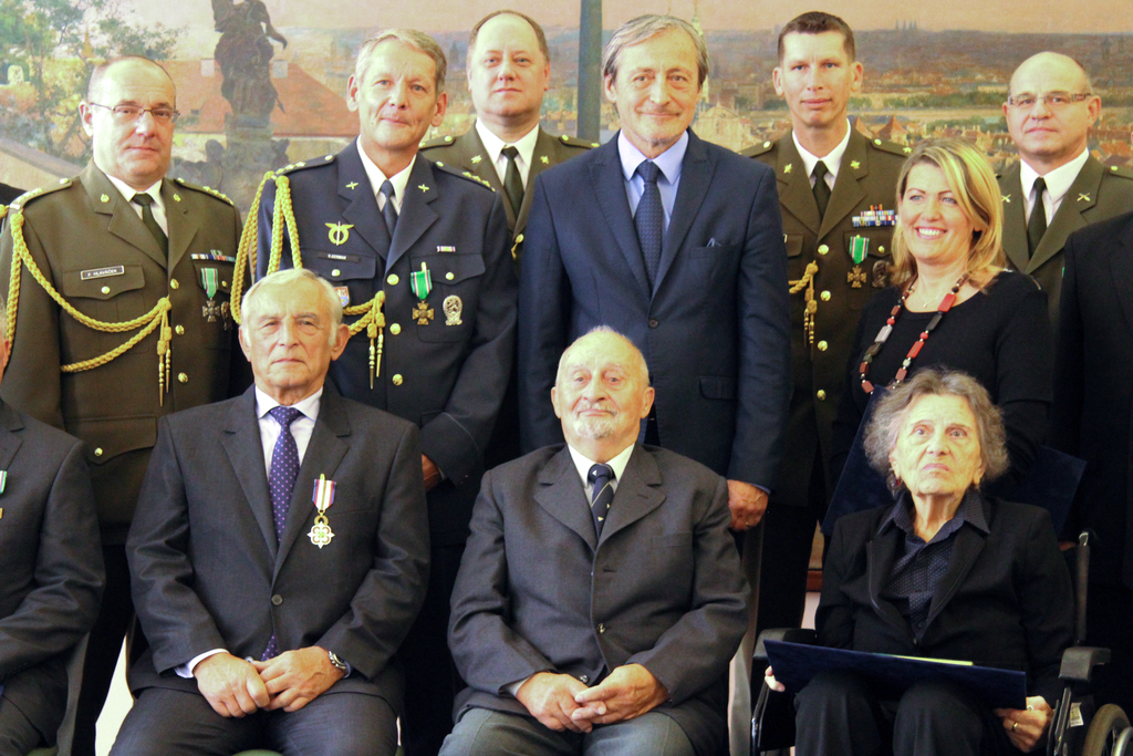 Ministr obrany Martin Stropnický na společné fotografii s vyznamenanými 