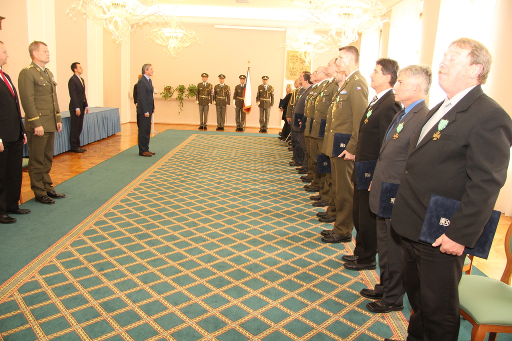 Slavnostní ceremoniál se odehrával na salonku Praha v hlavní budově Ministerstva obrany