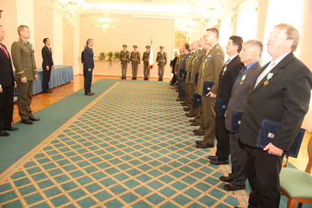Slavnostní ceremoniál se odehrával na salonku Praha v hlavní budově Ministerstva obrany