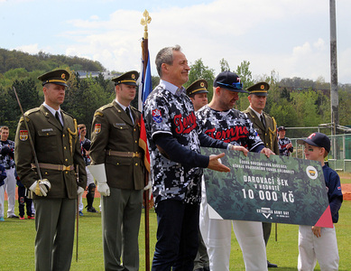 Army Day se konal na baseballové extralize, první nadhoz patřil ministru obrany