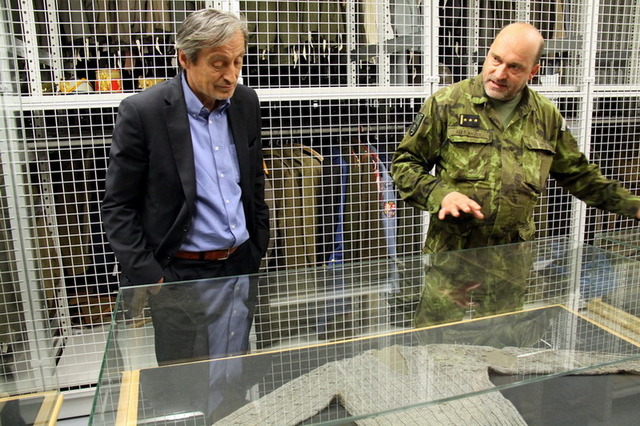 ministr obrany Martin Stropnický a ředitel VHÚ A. Knížek si prohlížejí svetr Josefa Gabčíka v depozitáři VHÚ