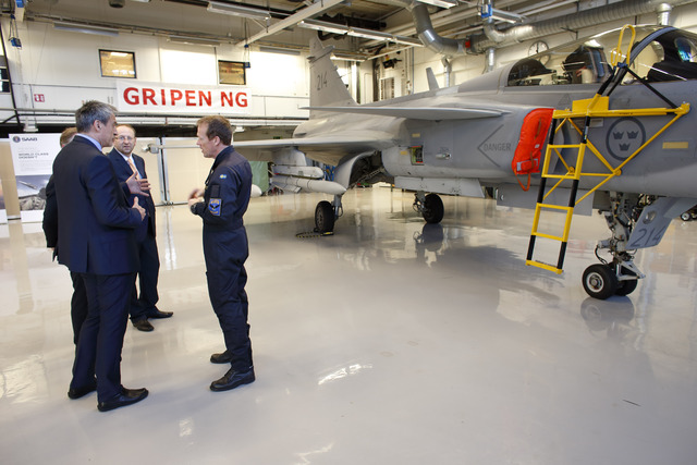 Ministr diskutuje o nových vylepšeních dostupných pro Gripen