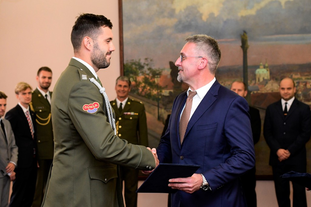 Ministr gratuluje praporčíku Josefu Dostálovi
