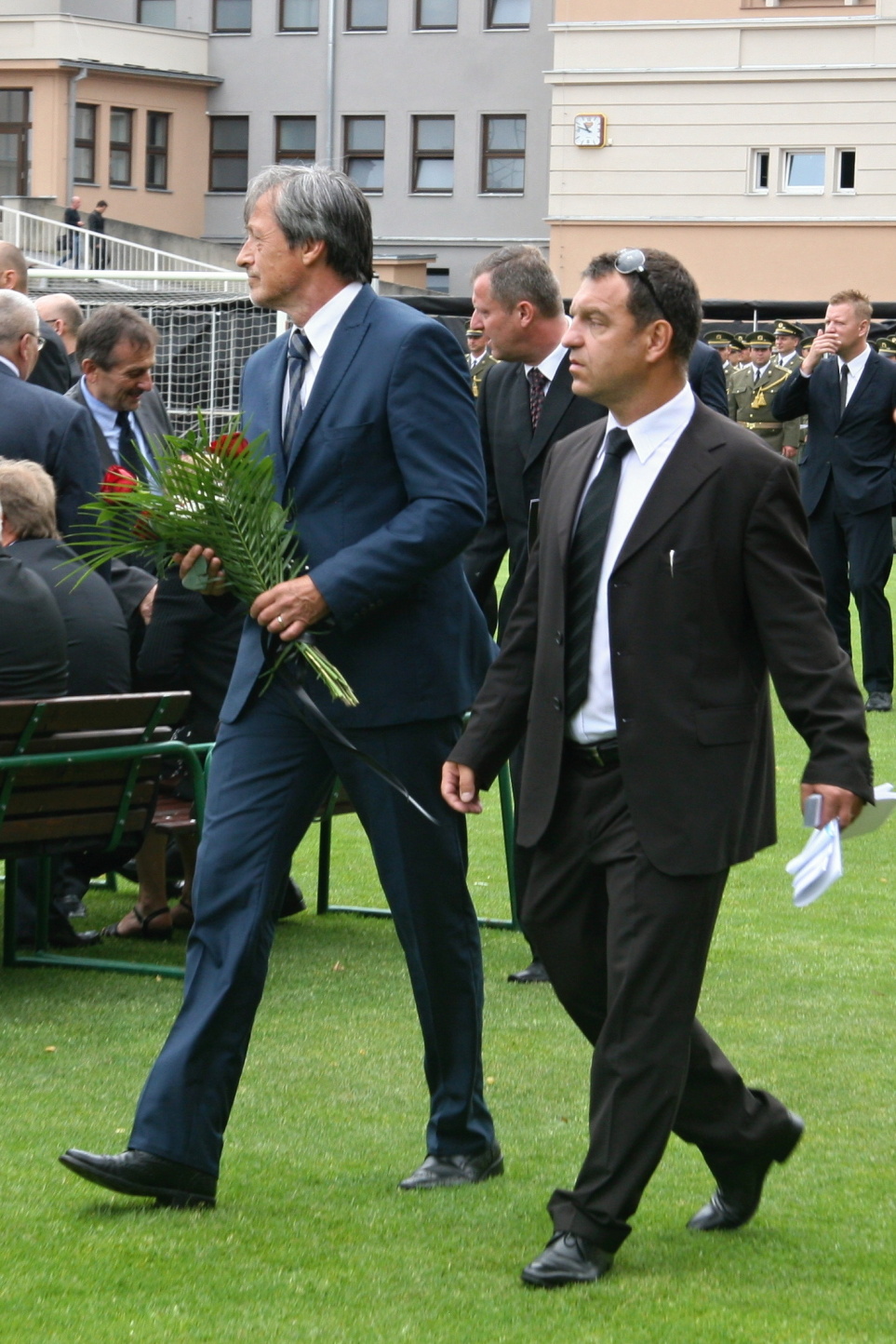 Ministr Martin Stropnický přináší květiny