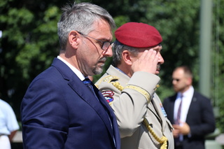 Ministr obrany Lubomír Metnar a náčelník GŠ AČR armádní generál Aleš Opata na slavnostním nástupu ke Dni ozbrojených sil ČR