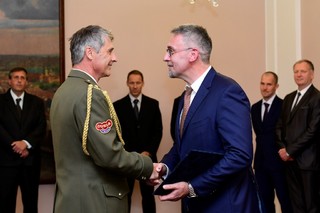Ministr Metnar gratuloval za přípravu svěřenců i trenéru oštěpařů majoru Janu Železnému.