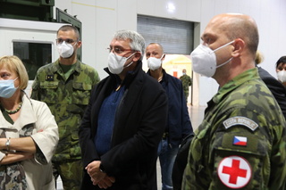 Ministr obrany Lubomír Metnar při prohlídce záložní nemocnice.