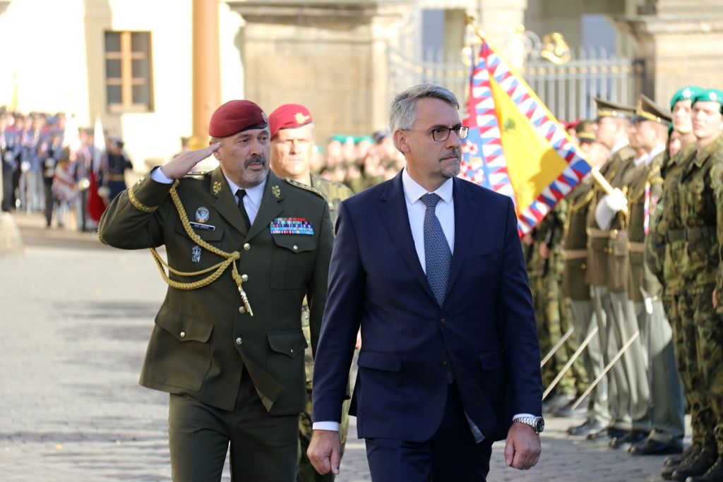 Ministr Metnar a armádní generál Opata se zdraví s vojáky 