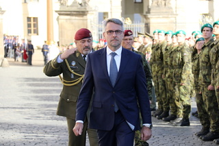 Ministr Metnar a armádní generál Opata se zdraví s vojáky  