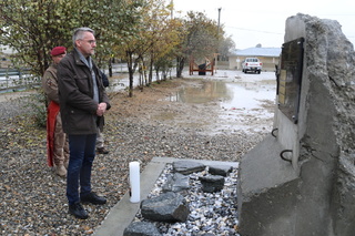 Ministr Metnar s kaplanem npor. Novotným při uctění památky obětí vojáků v provincii Parwan