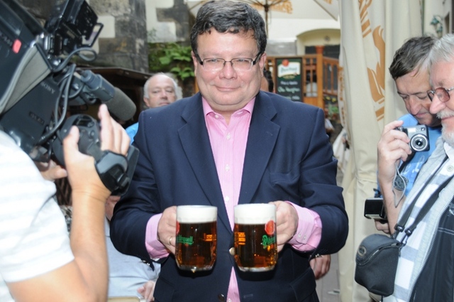 Ministr načepované pivo i servíroval