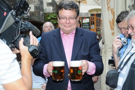 Ministr načepované pivo i servíroval