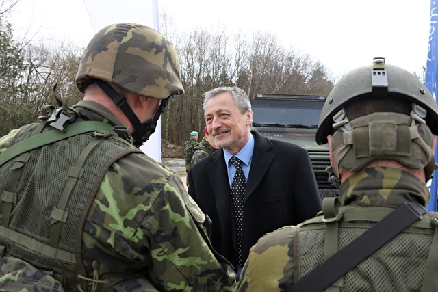Ministr o potřebách nových vozů diskutoval i s vojáky
