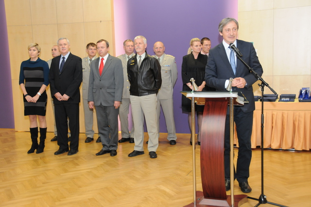 Ministr obrany a hosté přijetí medailistů z ASC Dukla