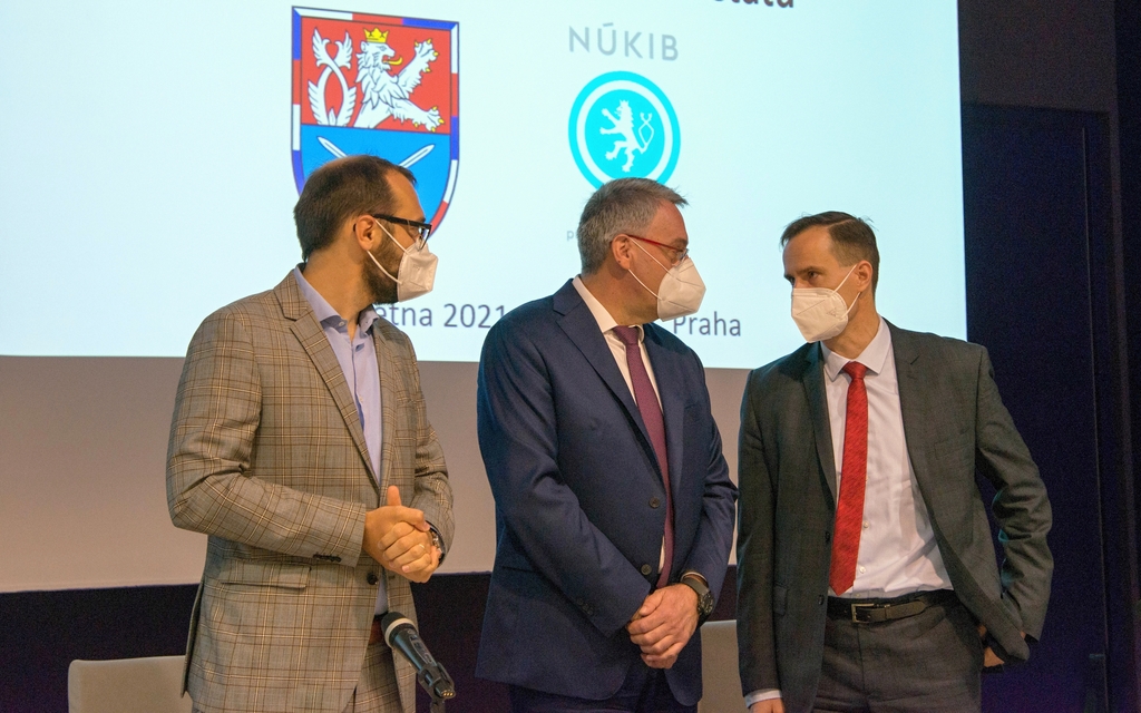 Ministr obrany Lubomír Metnar, náměstek ministra Tomáš Kopečný a ředitel NÚKIB Karel Řehka