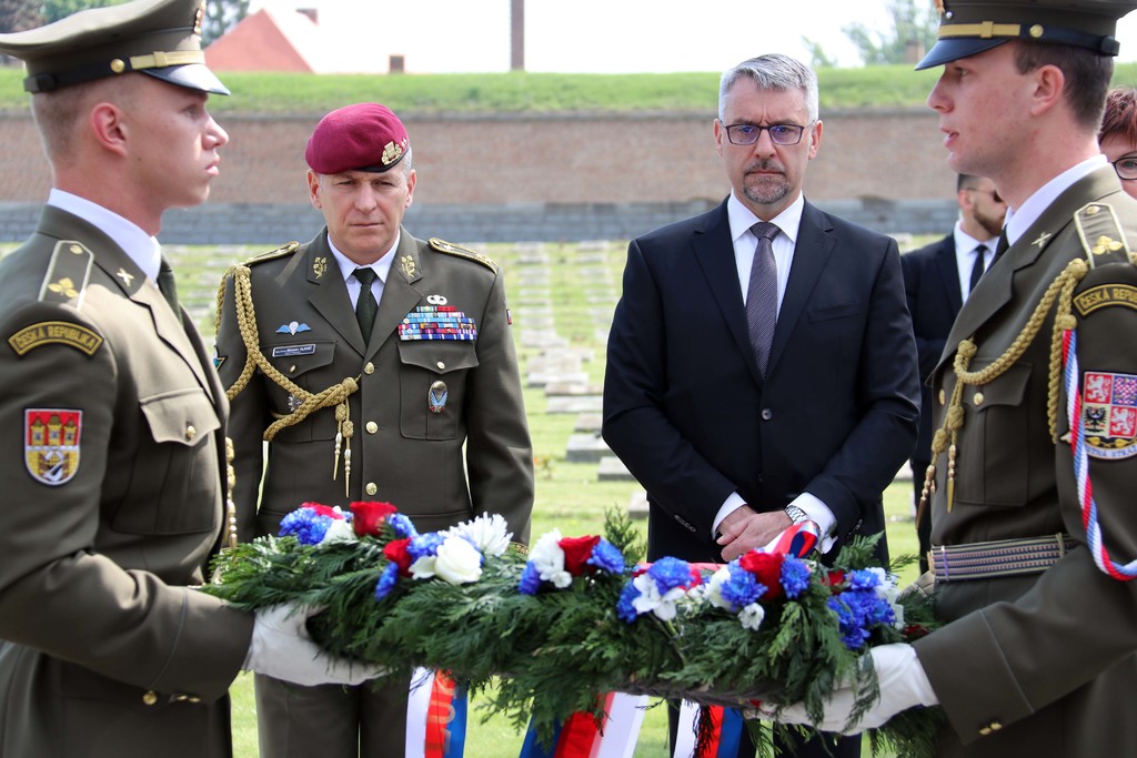 Ministr obrany Lubomír Metnar a generálmajor Miroslav Hlaváč při položení věnce k památníku