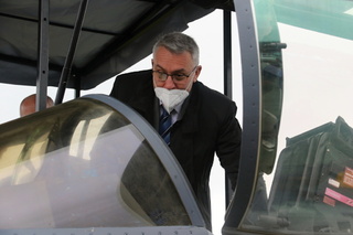 Ministr obrany Lubomír Metnar při prohlídce letounu Gripen