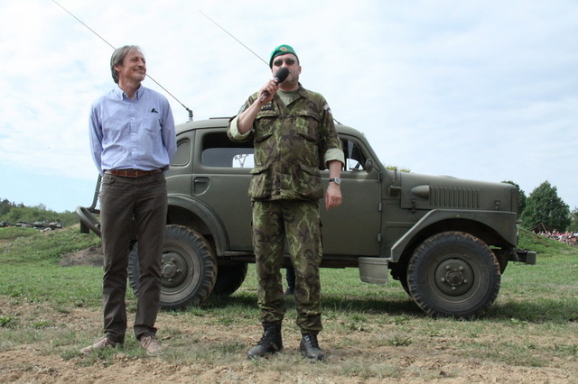 ministr obrany M. Stropnický a ředitel VHÚ A. Knížek při zahájení