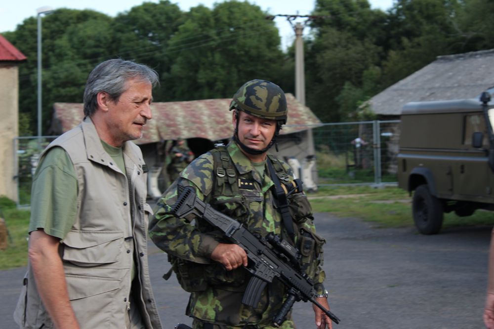 Ministr obrany Martin Stropnický v pondělí navštívil výsadkáře na Doupově