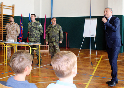Ministr obrany Martin Stropnický pozdravil studenty