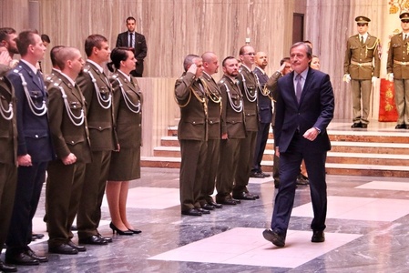 Ministr obrany Martin Stropnický předstupuje před vojáky