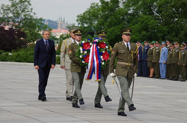 Ministr obrany Martin Stropnický při kladení věnce