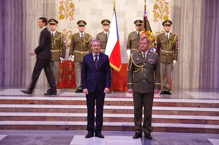 Ministr obrany Martin Stropnický s armádním generálem Josefem Bečvářem