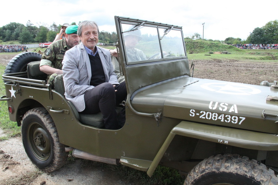 Ministr obrany Martin Stropnický v centru dění