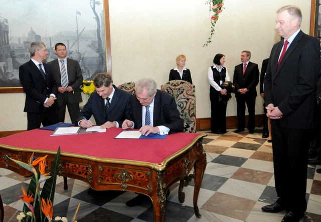 Ministr obrany Picek přihlíží podpisu přihlášky