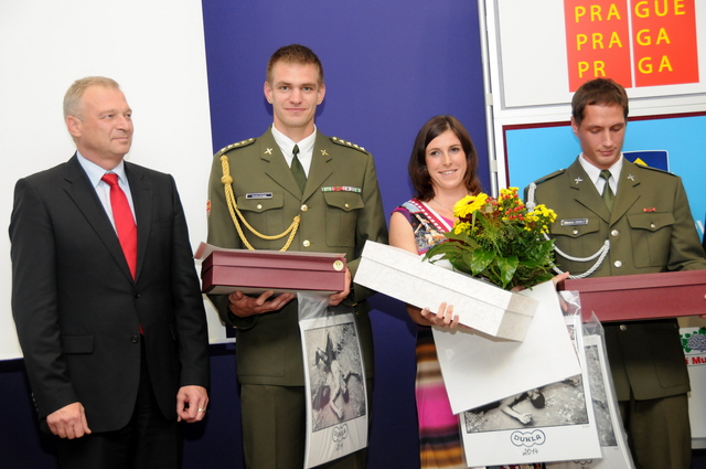 Ministr obrany Picek s trojicích nej sportovců Dukly