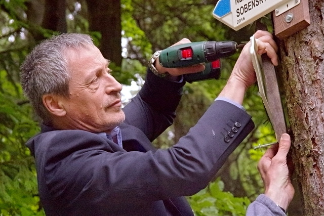 Ministr obrany při instalaci ukazatelů směru