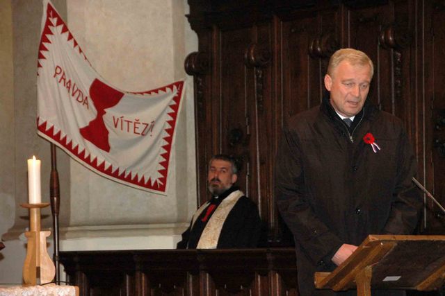 Ministr obrany při krátkém proslovu